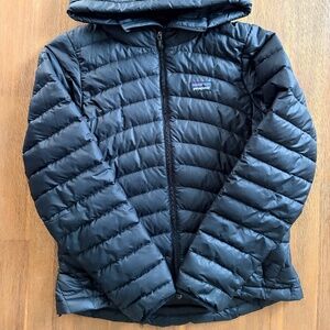 Patagonia Women’s “down sweater” puffer jacket xs